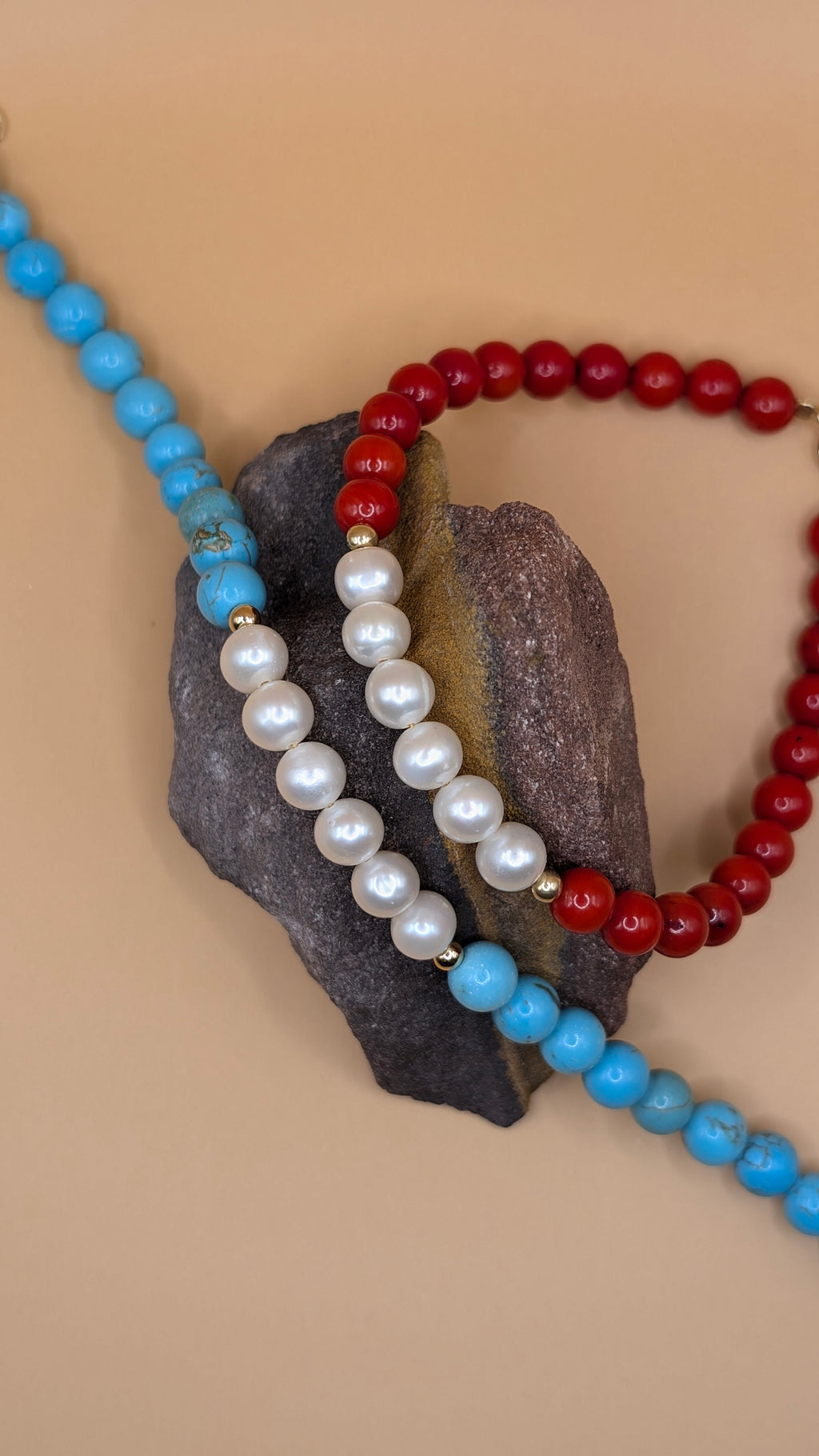 Bracelet with red stones and pearls