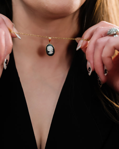 Vintage Cameo Pendant Necklace